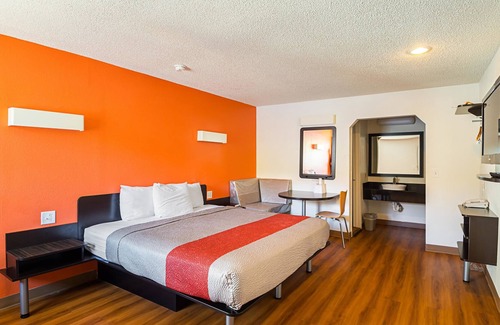 Blue Springs Hotel | Motel 6 Blue Springs, MO