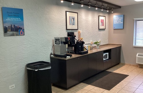 Bridgeview Hotel | Motel 6 Bridgeview, IL