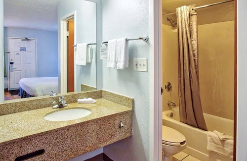 Williamsville Hotel | Motel 6 Buffalo, NY - Airport - Williamsville