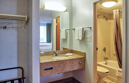 Williamsville Hotel | Motel 6 Buffalo, NY - Airport - Williamsville
