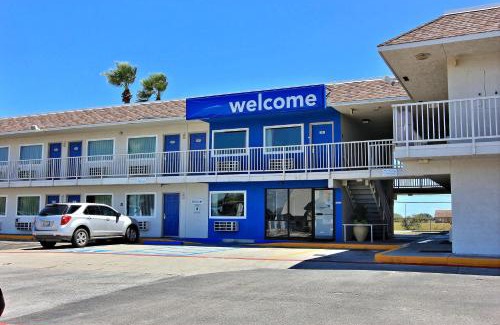 Bay Area Hotel | Motel 6-Corpus Christi, TX - East - North Padre Island
