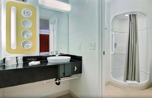 Bay Area Hotel | Motel 6-Corpus Christi, TX - East - North Padre Island