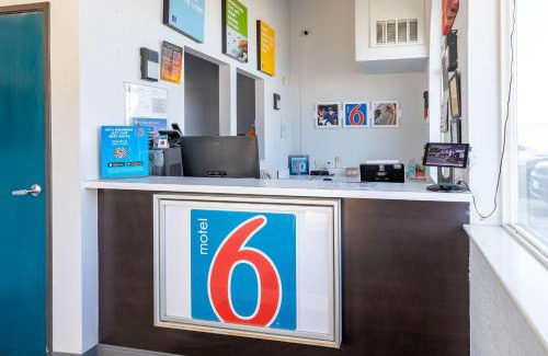 Fort Lupton Hotel | Motel 6-Fort Lupton, CO