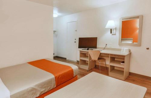 Huntsville Hotel | Motel 6-Huntsville, TX