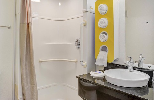 Creston - Kenilworth Hotel | Motel 6 Portland, OR - Central