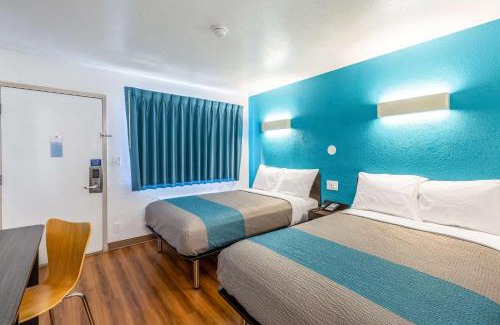 Valdosta Hotel | Motel 6-Valdosta, GA - University
