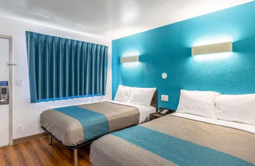 Valdosta Hotel | Motel 6-Valdosta, GA - University