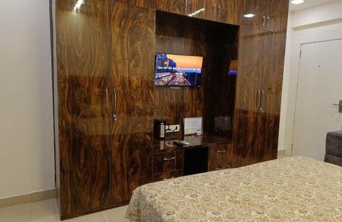 New Delhi House | Moti Nagar, DLF Capital Greens