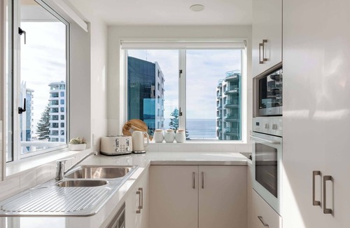 Mount Maunganui Apartment | Mount Maunganui Luxe Escape: Sea, Pool & Gym