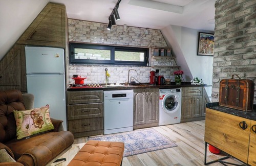 Kartepe Resort | Mountain Cottage Havuzlu Dağ Evi/Eşmeahmediye