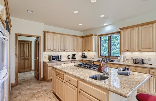 Three Peaks House | Mountain Home on Raven Golf Course - Private Sauna & Hot Tub