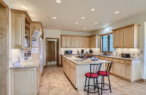 Three Peaks House | Mountain Home on Raven Golf Course - Private Sauna & Hot Tub