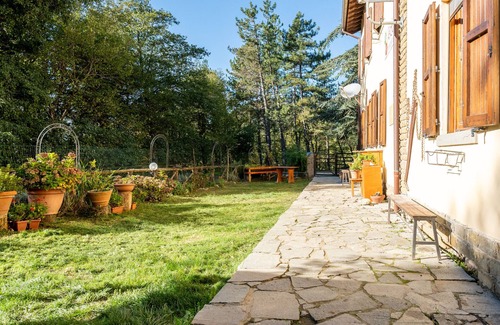 Moggiana Apartment | Mountain Hut 'Camera Nel Verde' with Mountain View, Shared Garden and Wi-Fi