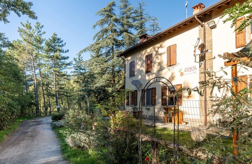 Moggiana Apartment | Mountain Hut 'Camera Nel Verde' with Mountain View, Shared Garden and Wi-Fi