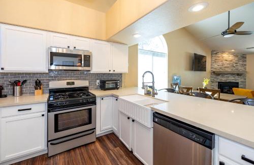 Woodlands Village Villa | Mountain Jewel Modern Townhome in the Pines Great Location Near Downtown Flagstaff