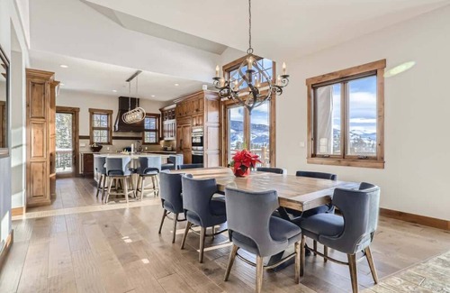 Three Peaks House | Mountain Oasis Family 7 bedroom home with Hot tub!
