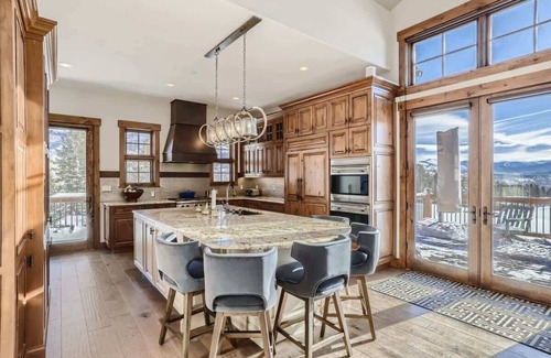 Three Peaks House | Mountain Oasis Family 7 bedroom home with Hot tub!