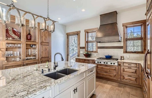 Three Peaks House | Mountain Oasis Family 7 bedroom home with Hot tub!