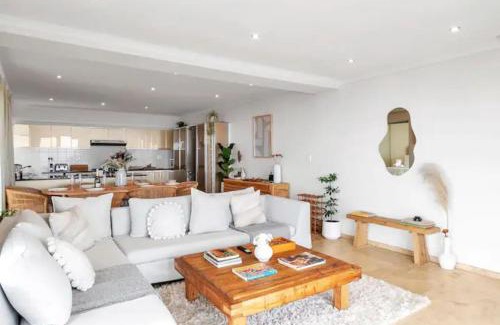 Camps Bay Apartment | Mountain Oasis - Tide & Tranquility with Inverter