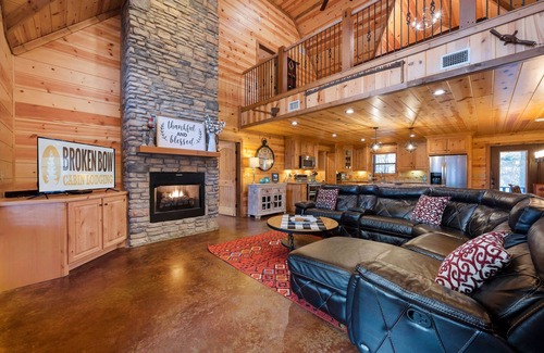 Broken Bow Cabin | Mountain TLC: Sleeps 12 + Game Room Loft