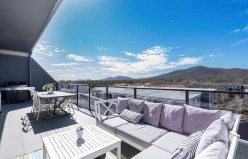 Braddon Apartment | Mountain View City Center Apartment with BBQ