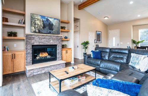 Oakhurst House | Mountain View House with hot tub, putting green, stunning views