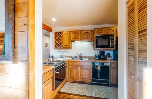 Wildernest Condo | Mountain view ski condo with gas fireplace, pool, & hot tub - washer/dryer access