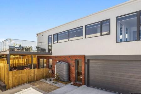 Bellerive House | Mountain View Villa-close to shops-10min to CBD