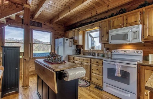 Wears Valley Cabin | Mountain Views | Dog-Friendly & Fully Fenced Yard