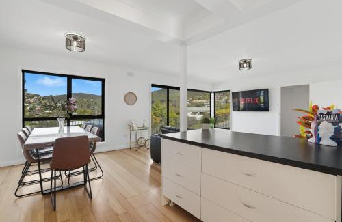 Lenah Valley House | Mountain Views in a Quiet Neighbourhood also Close to CBD