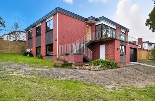 Lenah Valley House | Mountain Views in a Quiet Neighbourhood also Close to CBD
