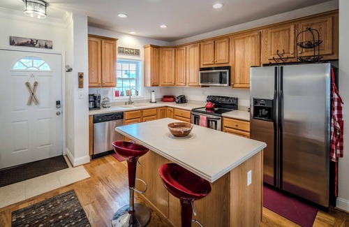 Banner Elk Condo | Mountain Views + Walk to Overlook Barn, Slopes, Fred's & White Wolf!