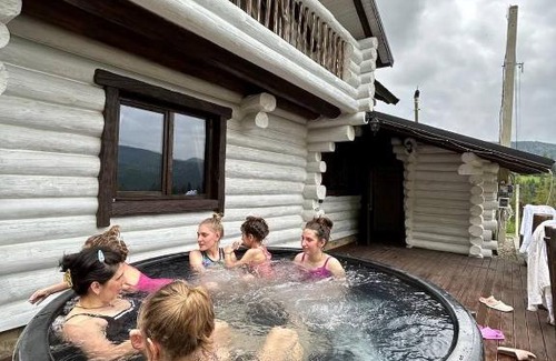 Mykulychyn House | Mountain White House гостинний двір