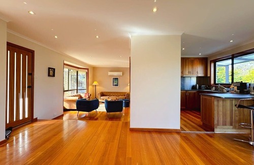 West Moonah House | Mountains and Treetops Retreat - Nature Getaway