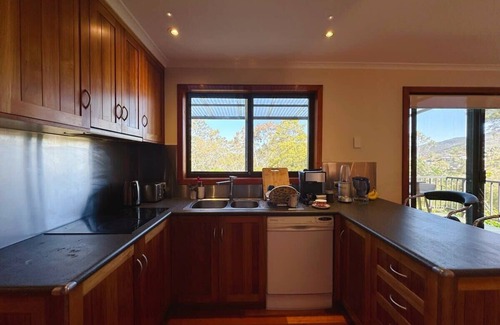 West Moonah House | Mountains and Treetops Retreat - Nature Getaway