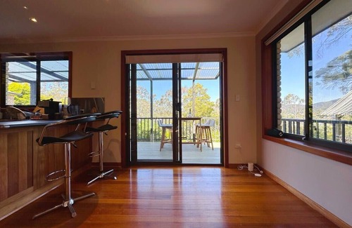 West Moonah House | Mountains and Treetops Retreat - Nature Getaway