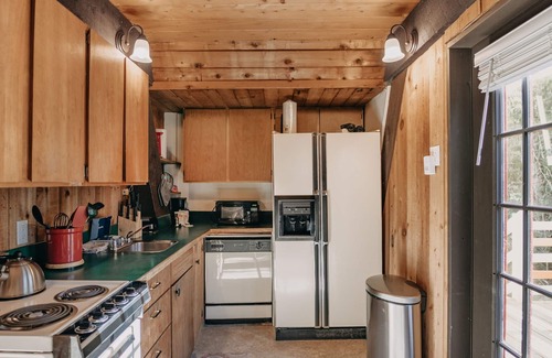 Glacier Apartment | Mt. Baker Lodging Ensuite 5 - Sleeps 2!