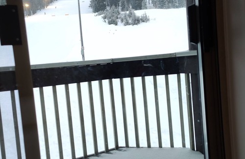 Courtenay Condo | Mt Washington 3 bed Slopeside in Deer Lodge