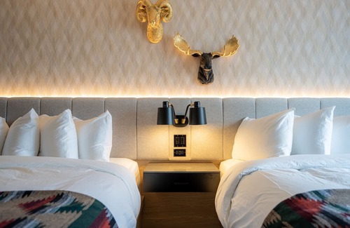 Silvertip Hotel | MTN House By Basecamp - Double Queen