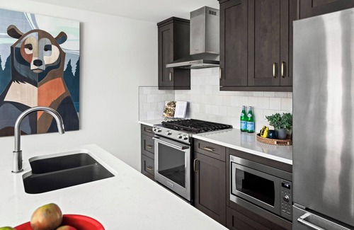 Canmore Condo | MTN View Luxury at "The Nest at Canmore" - HTub | Walk DTN | A/C | Parking | BBQ