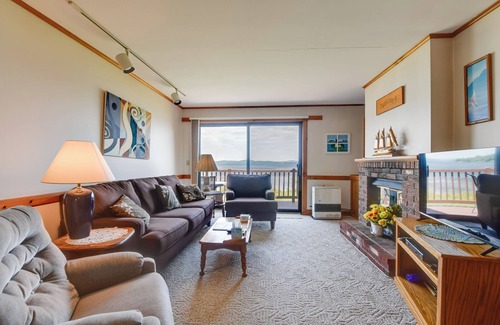 Newport Center Condo | Mtn Views & Pool Access: Lake Memphremagog Condo!