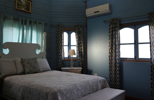 Treasure Beach House | Mulberry Cottage, 3 minutes walk to the beach!