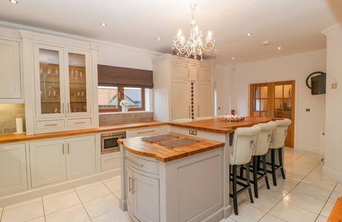Broadstone Cottage | MULBERRY HOUSE, pet friendly, with hot tub in Broadstone