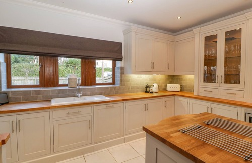 Broadstone Cottage | MULBERRY HOUSE, pet friendly, with hot tub in Broadstone