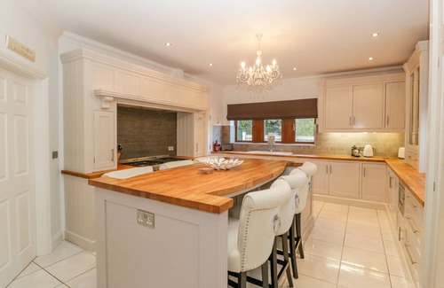 Broadstone Cottage | MULBERRY HOUSE, pet friendly, with hot tub in Broadstone