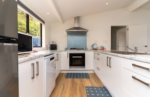 Mangonui House | Muller's Landing - Wide views over Mangonui Harbour