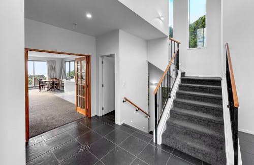 Murrays Bay Villa | Murrays Gem l Modern 4bed Stunner l Sea View & Spa!