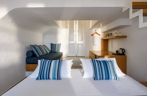 Oia Hotel | Muses Cycladic Suites - Two Level Compact Suite with Outdoor Hot tub & sea view
