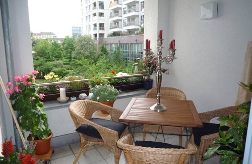 Mitte Apartment | Museum Island and Gendarmenmarkt! Sights on foot, elevator & balcony underground!