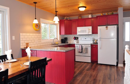 Lake of Bays Cottage | Muskoka Maple Cottage, 4 Bedrooms, 2 baths, beautiful view, located on quiet bay